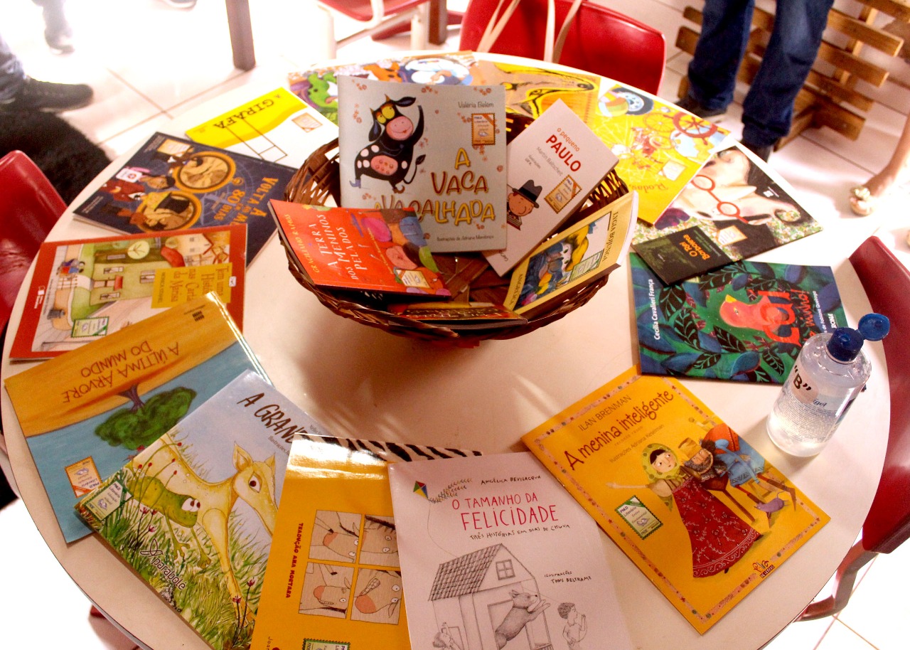 Livros doados pelo Rotas e Redes Literárias sobre a mesa