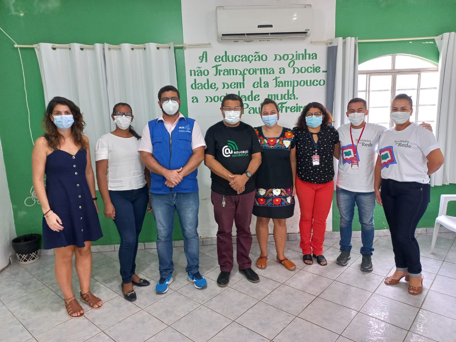 Participants of the "Networked Territory" project in a photo of one of the new Pará schools supported by the initiative.