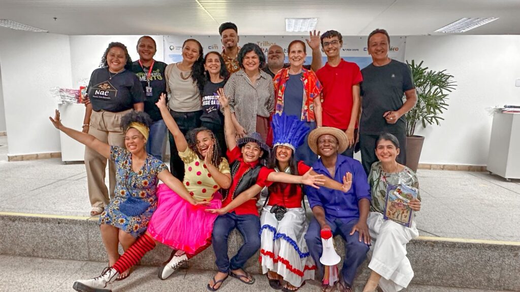 grupo com pessoas fantasiadas posta para foto