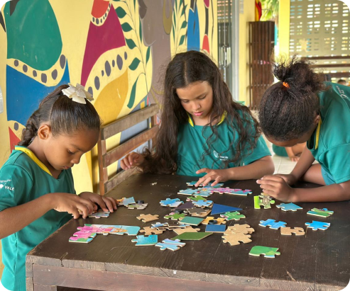 Crianças em atividade educativa