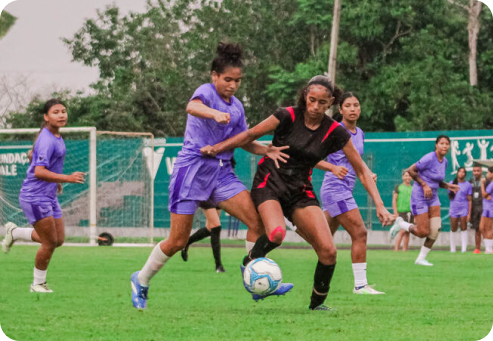 Jovens praticando esporte