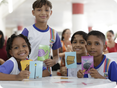 Crianças com materiais pedagógicos