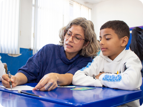 Professora e estudante em atividade