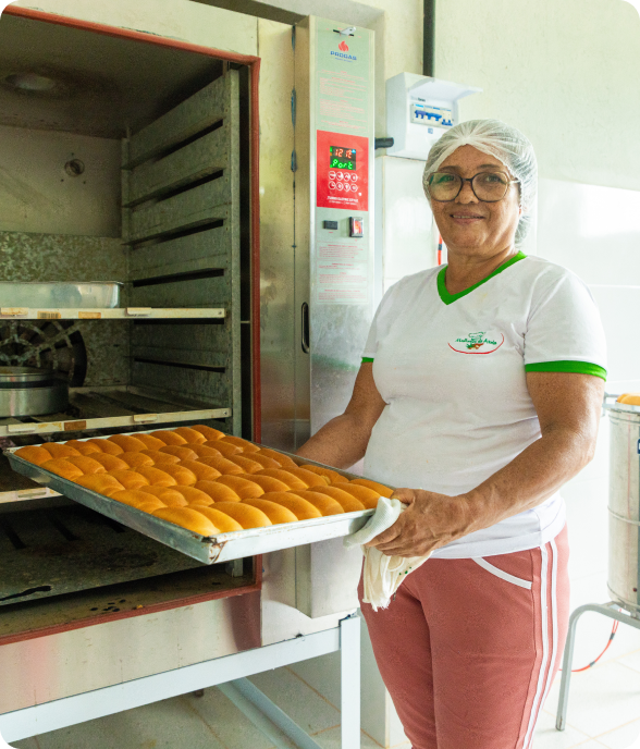 Empreendedora com bandeja de pães