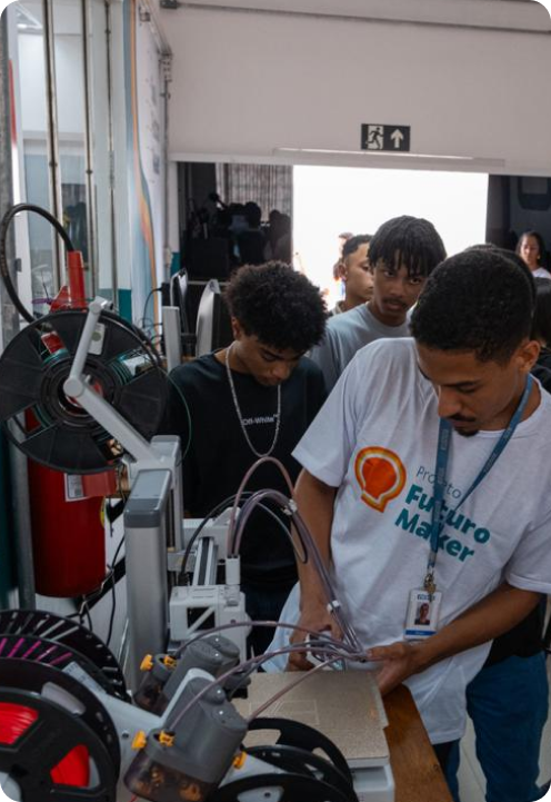 Jovens em atividade do Futuro Maker